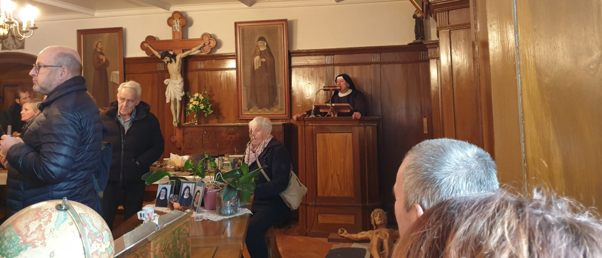 Kämpferisch an der Kanzel: Schwester Scholastika.