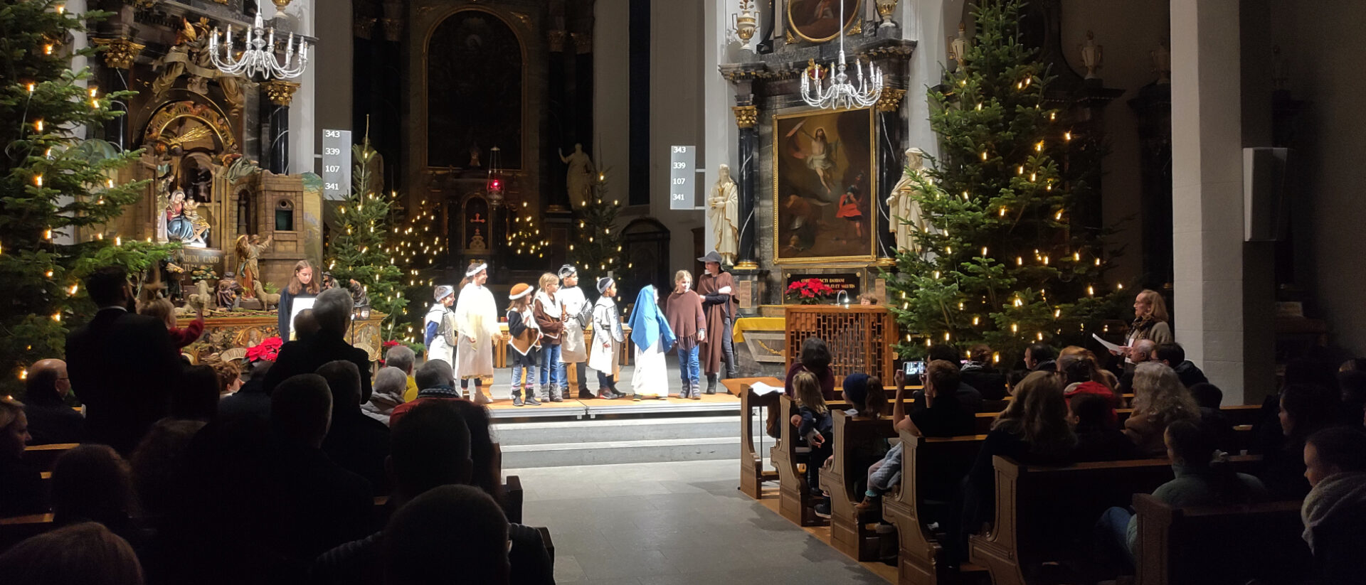 Krippenspiel in einer Kirche