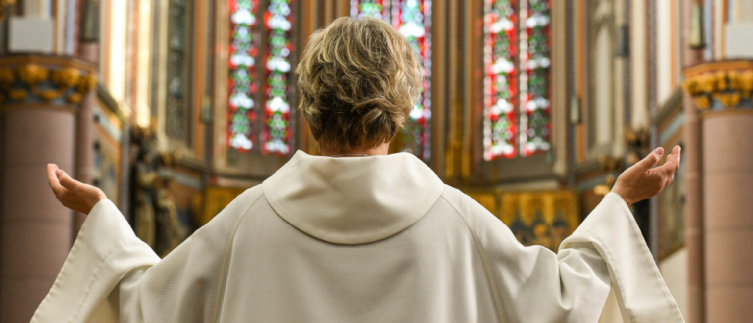 Frau im liturgischen Gewand | Harald Oppitz/KNA