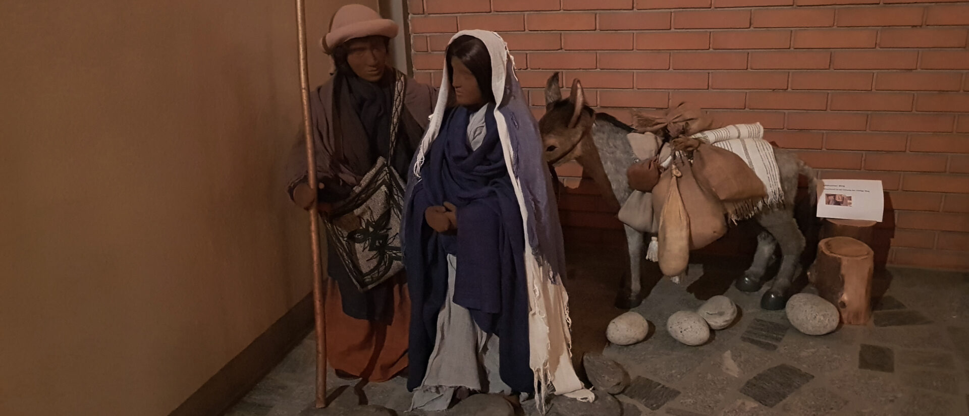 Maria und Josef sind mit dem Esel unterwegs.