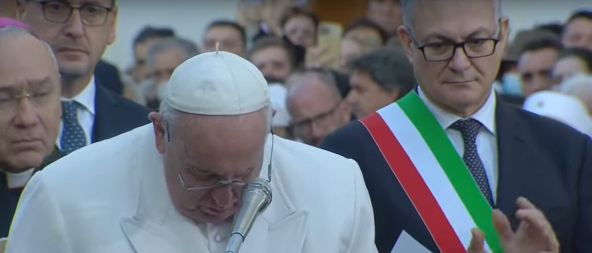 Der Papst weint beim Gebet