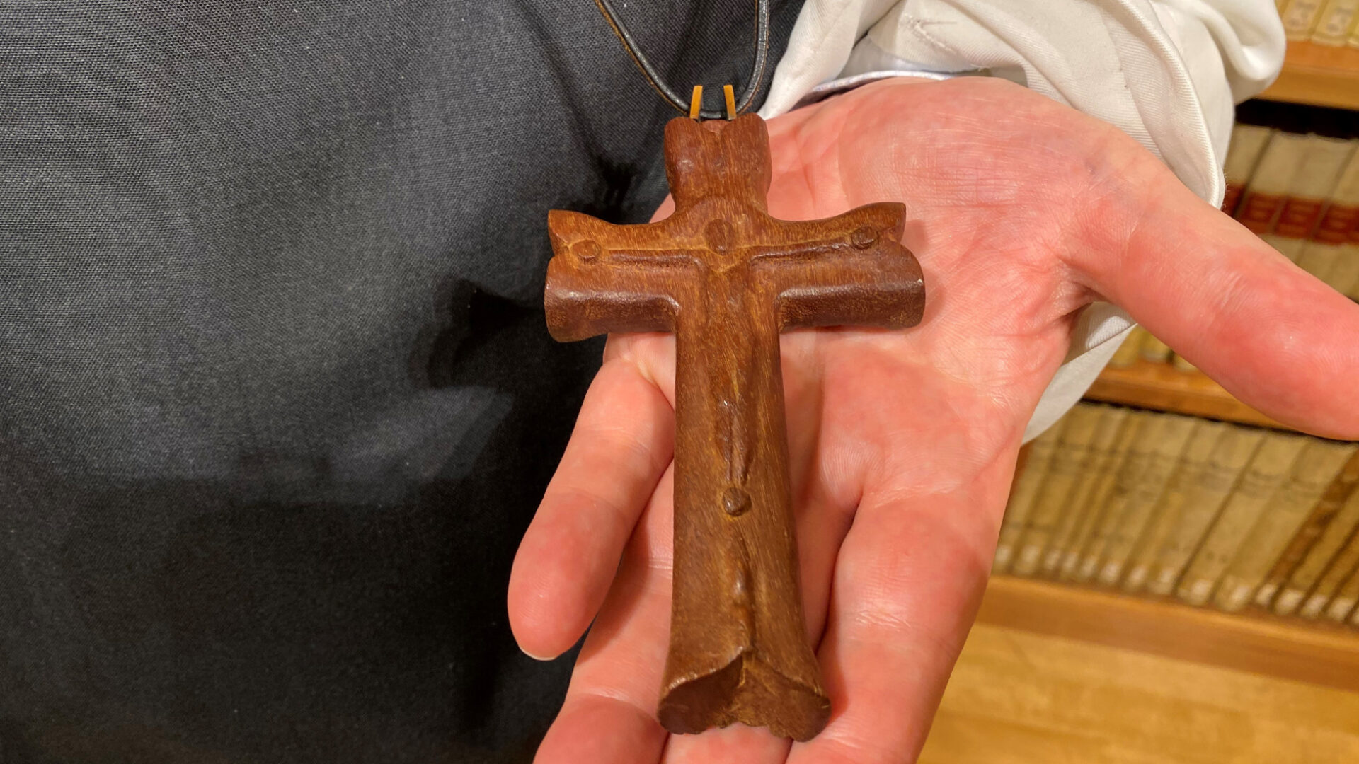 Der Abt von Mehrerau, Pater Vinzenz Wohlwend, zeigt sein Brustkreuz. Ein früherer Lehrer hat's ihm geschnitzt.