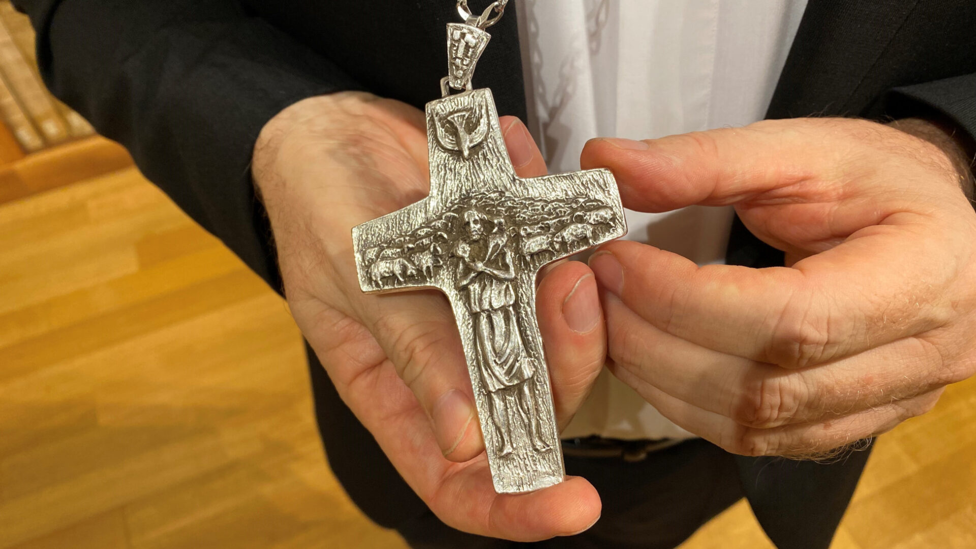 Ein Geschenk von Papst Franziskus: Das Brustkreuz von Benno Elbs, Bischof von Feldkirch, mit dem Motiv des guten Hirten. .