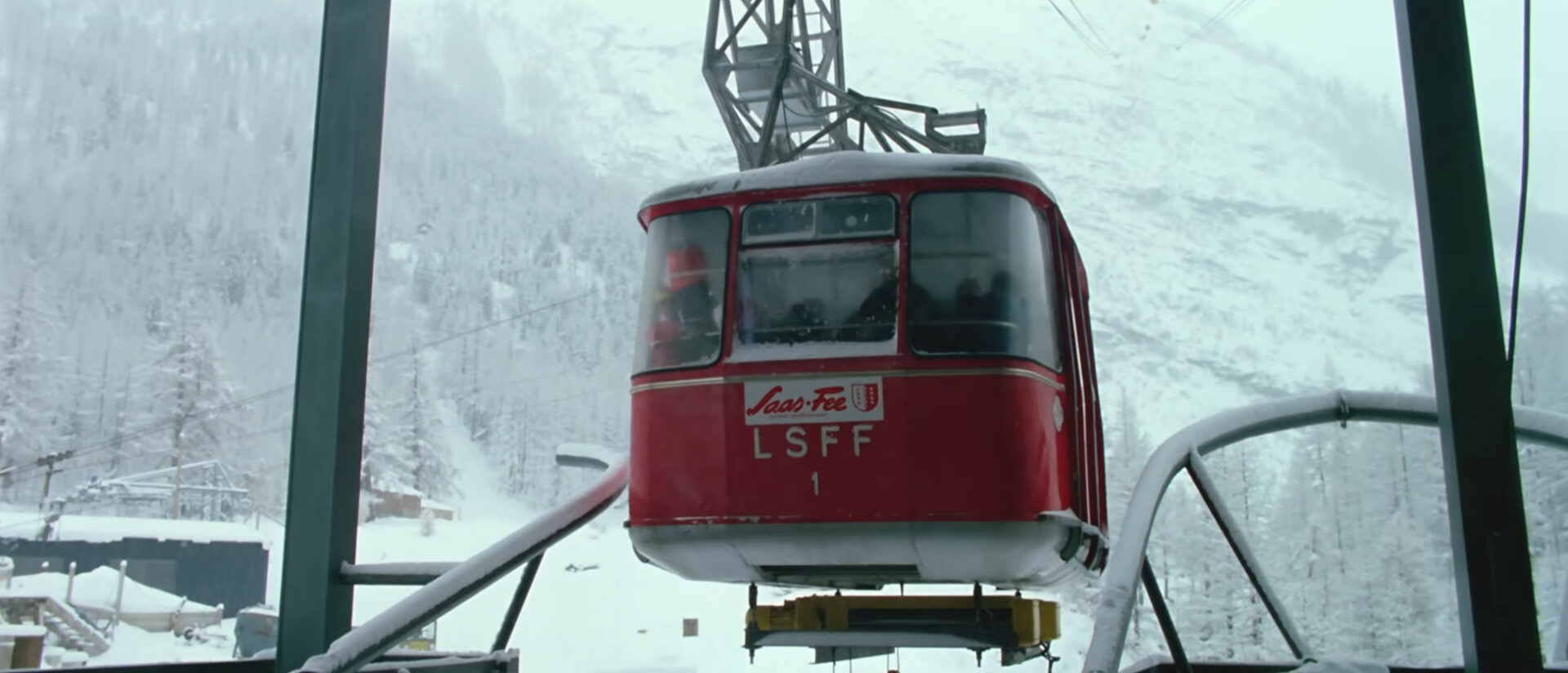Hotelier Beat Anthamatten hat extra einen "Saas-Fee"-Sticker auf die Gondel geklebt.