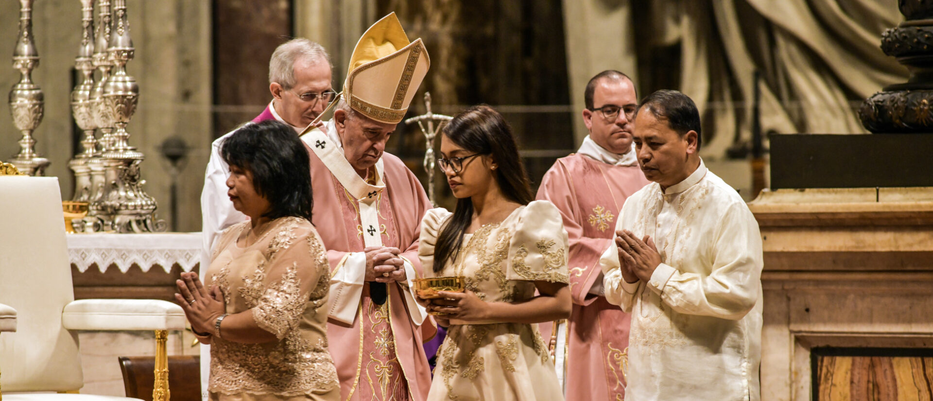 Philippinische Katholiken feiern mit Papst Franziskus "Simbang Gabi"
