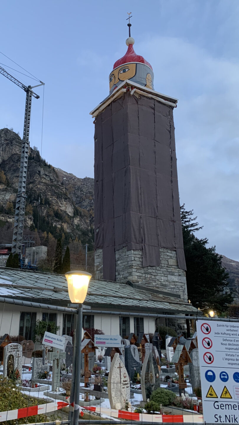 Der diesjährige Samichlaus bei der Installation Ende November. Erst wird er mit Wolldecken umhüllt.