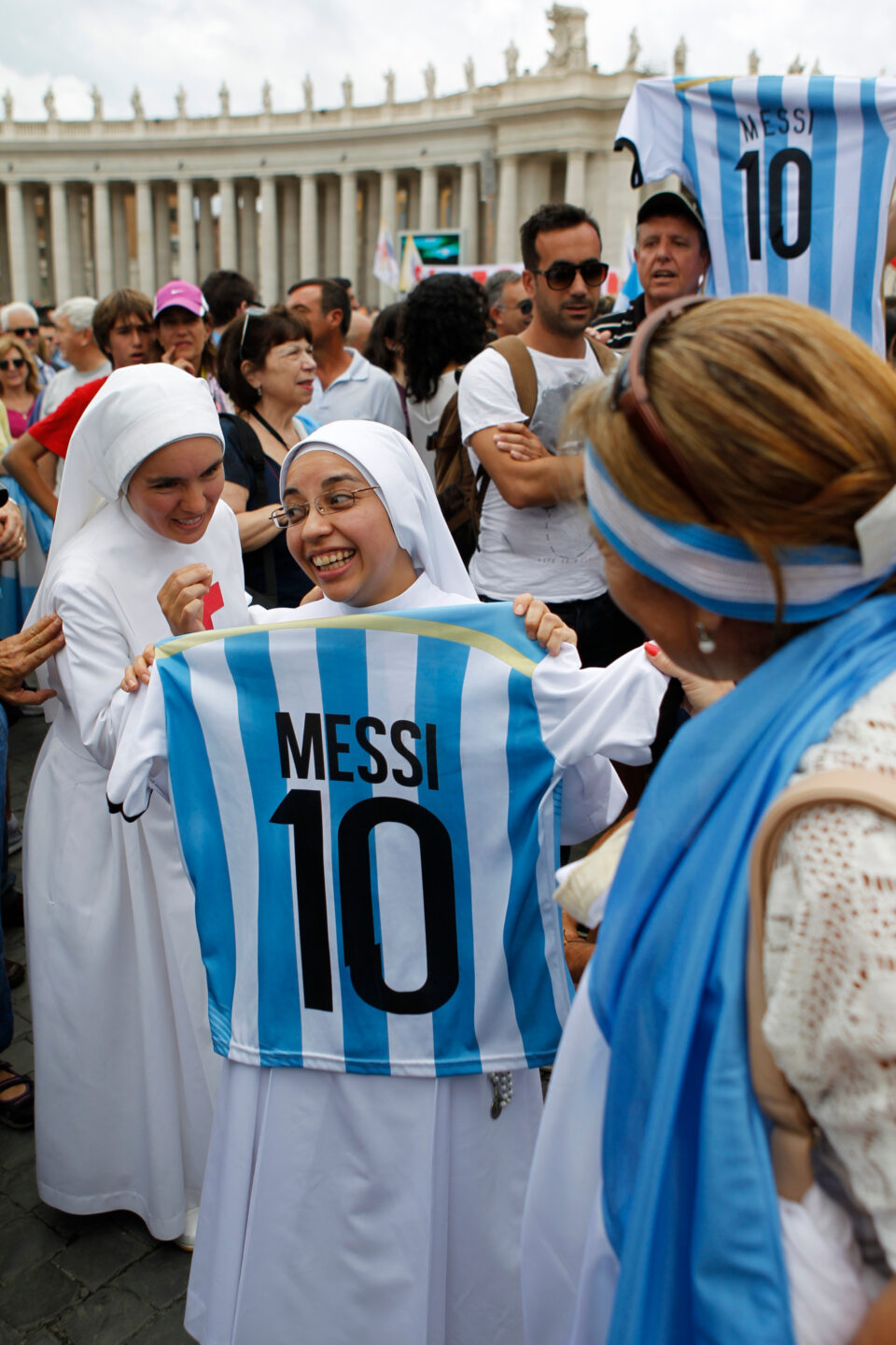 Eine Ordensschwester hält 2014 während des Angelusgebets im Vatikan Messis Nationaltrikot in den Händen.