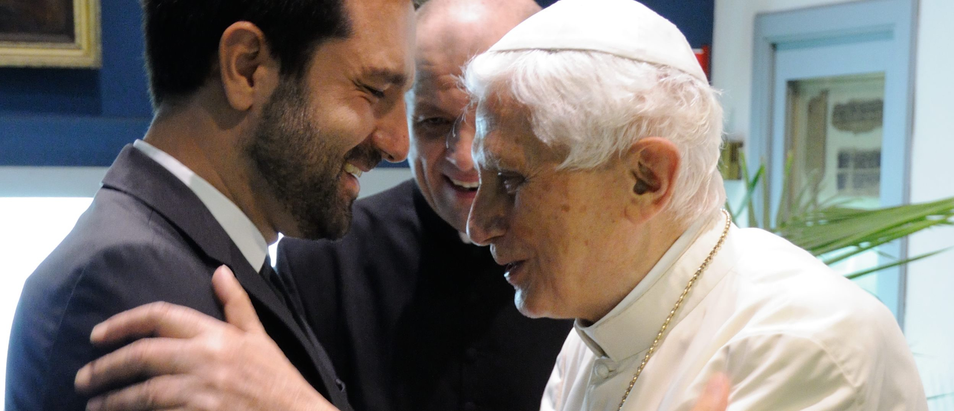 Stefanos Athanasiou mit dem emeritierten Papst Benedikt XVI.