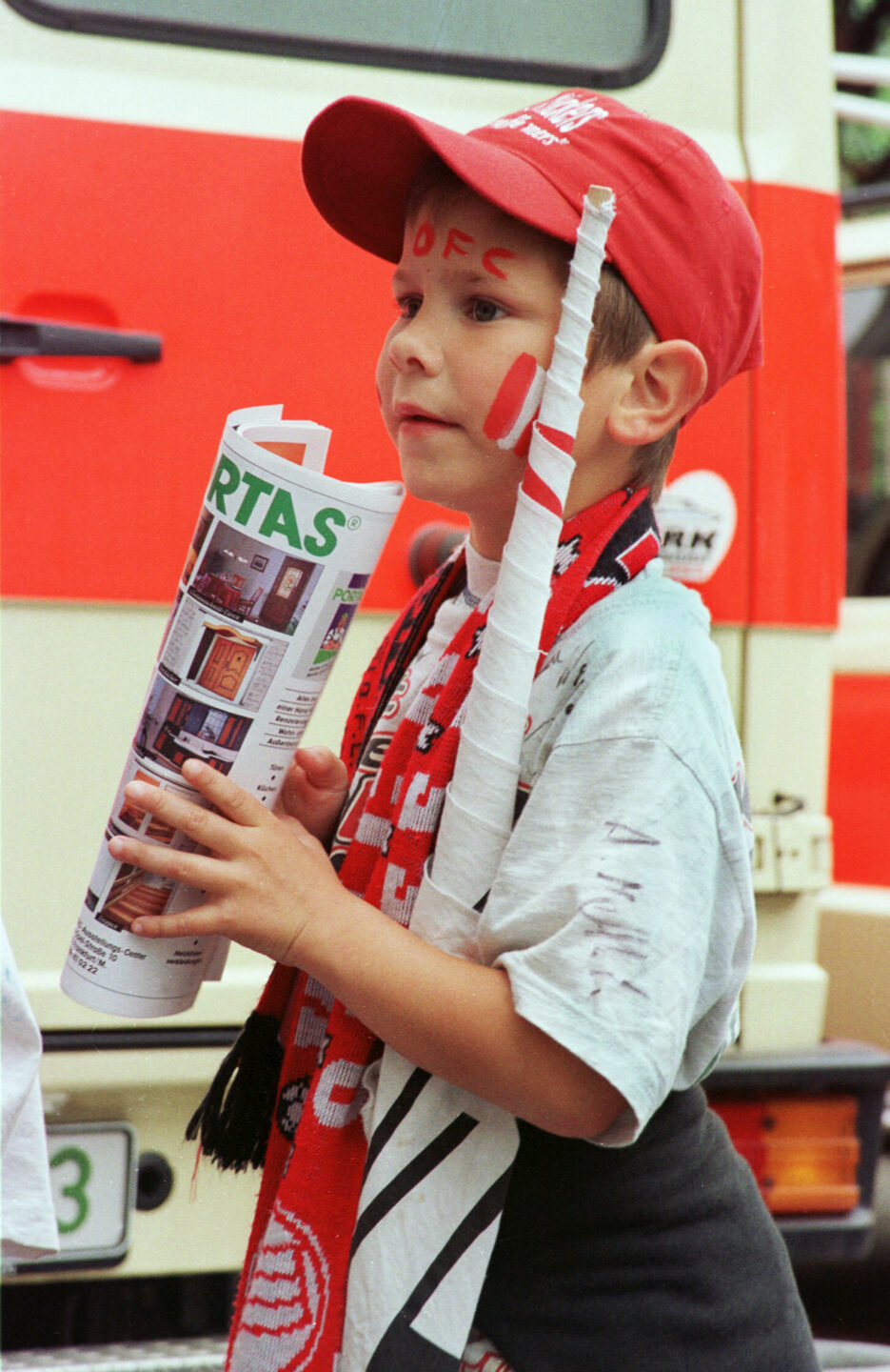 Kinder lernen im Stadion, wie sie sich als Fan zu verhalten haben.