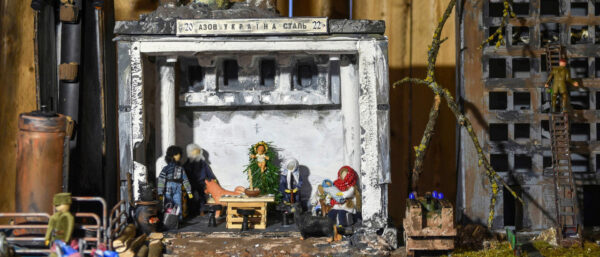 Eine Krippenszene im Stahlwerk Azovstal in Mariupol – das zeigt die Krippe der Botschaft der Ukraine auf dem Petersplatz im Vatikan. | KNA