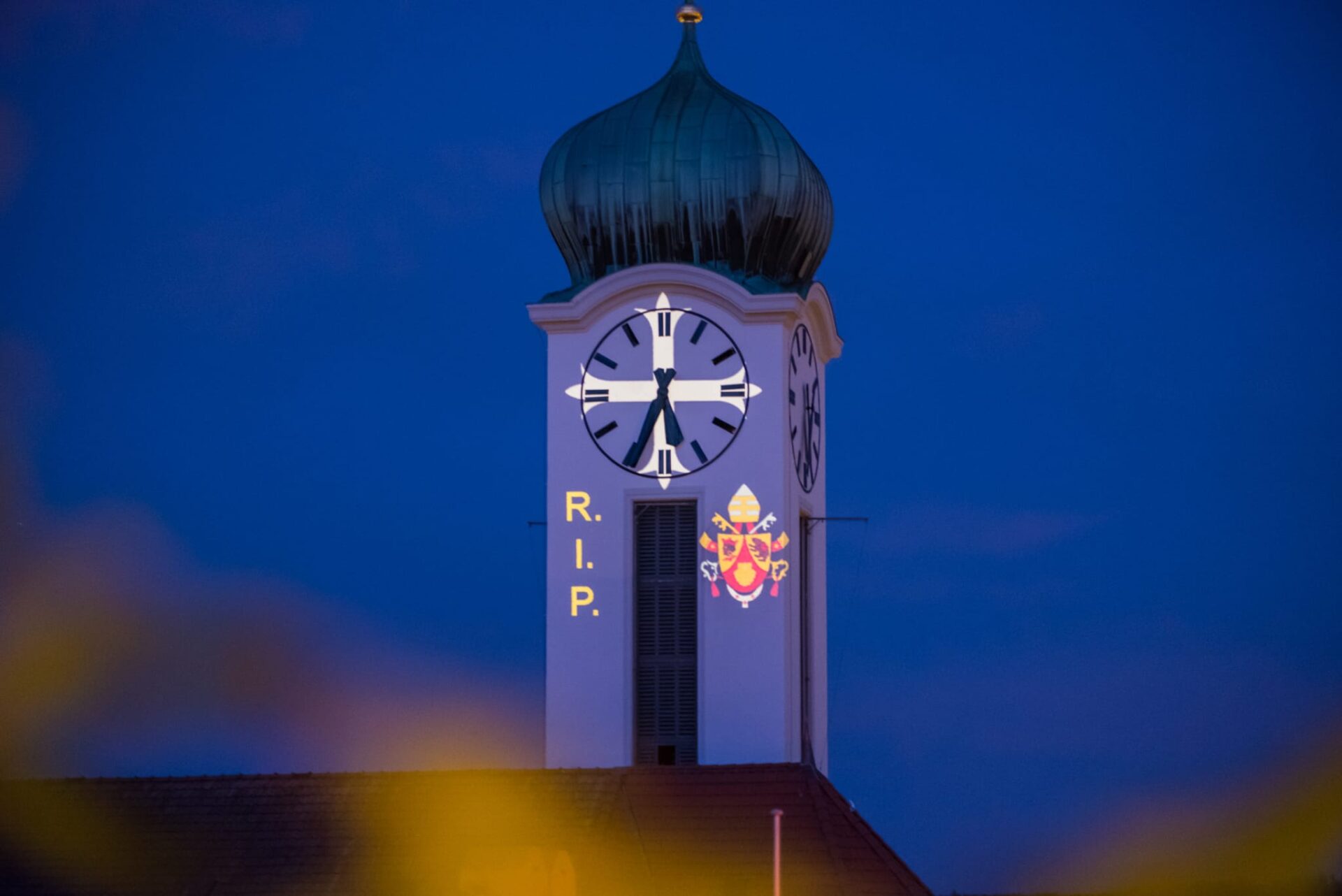 RIP, Papst Benedikt XVI.! Der Kirchturm von Thalwil.