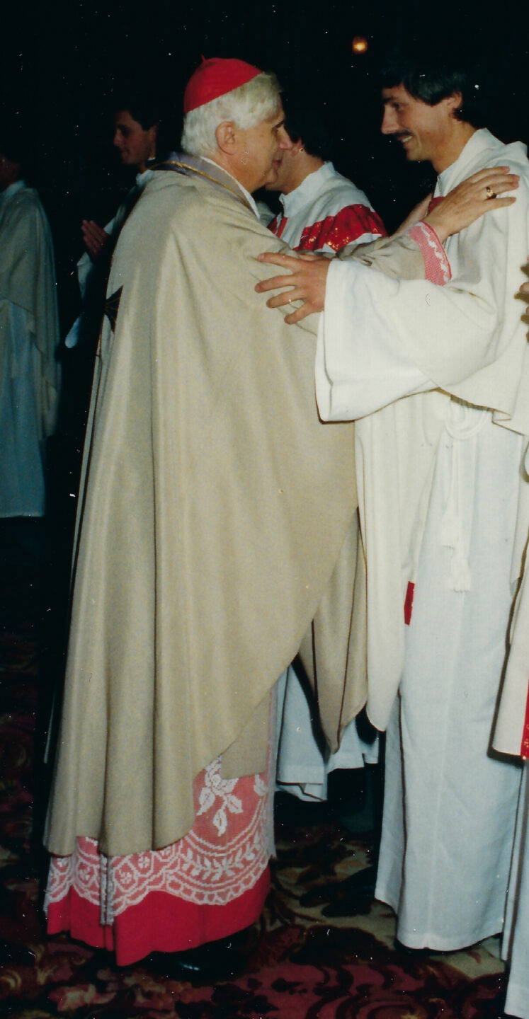 Joseph Ratzinger bei der Priesterweihe Antonio Hautles im Oktober 1989 in Sant'Ignazio in Rom.