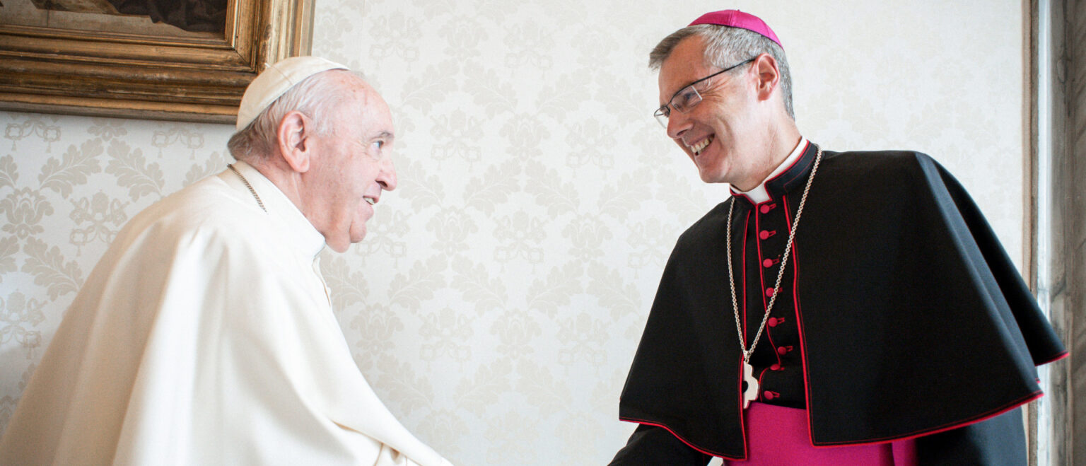 Papst Franziskus empfängt Heiner Wilmer, Bischof von Hildesheim. | KNA