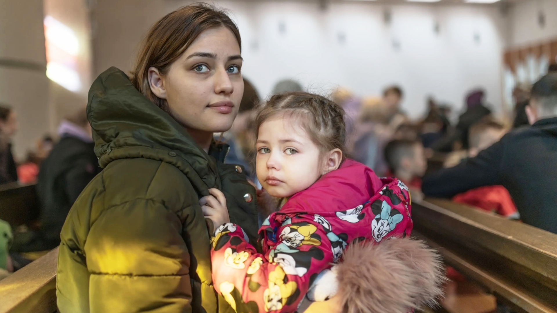 Junge ukrainische Flüchtlingsmutter mit ihrer Tochter