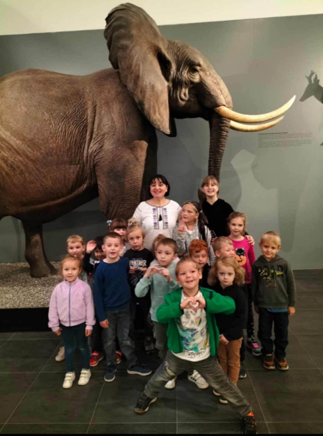 Ukrainische Kinder machen einen Ausflug ins Museum.