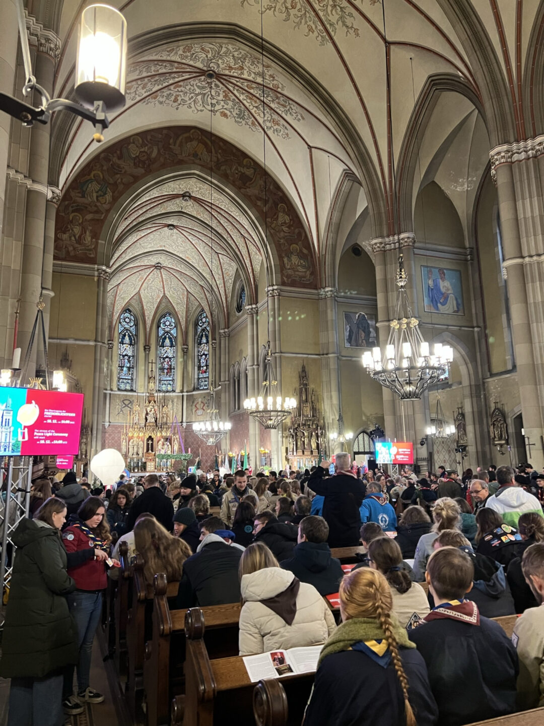 Bei der Friedenslicht-Feier in der Neuottakringer Kirche: Rund 30 Jugend- und Pfadfindergruppen aus ganz Europa kamen nach Wien.