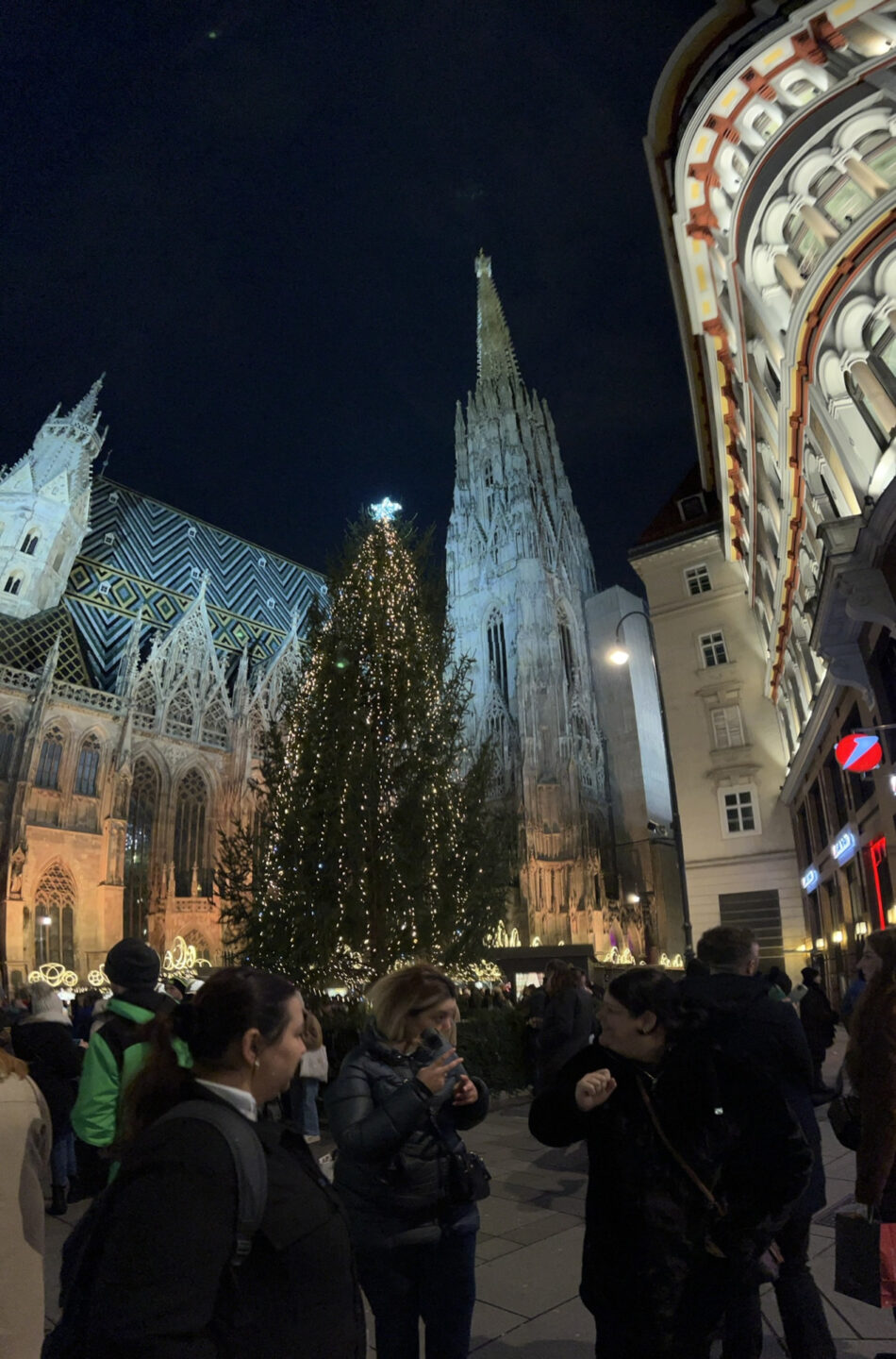 Stimmungsvolle Weihnachtsbeleuchtung vor dem Stephansdom.