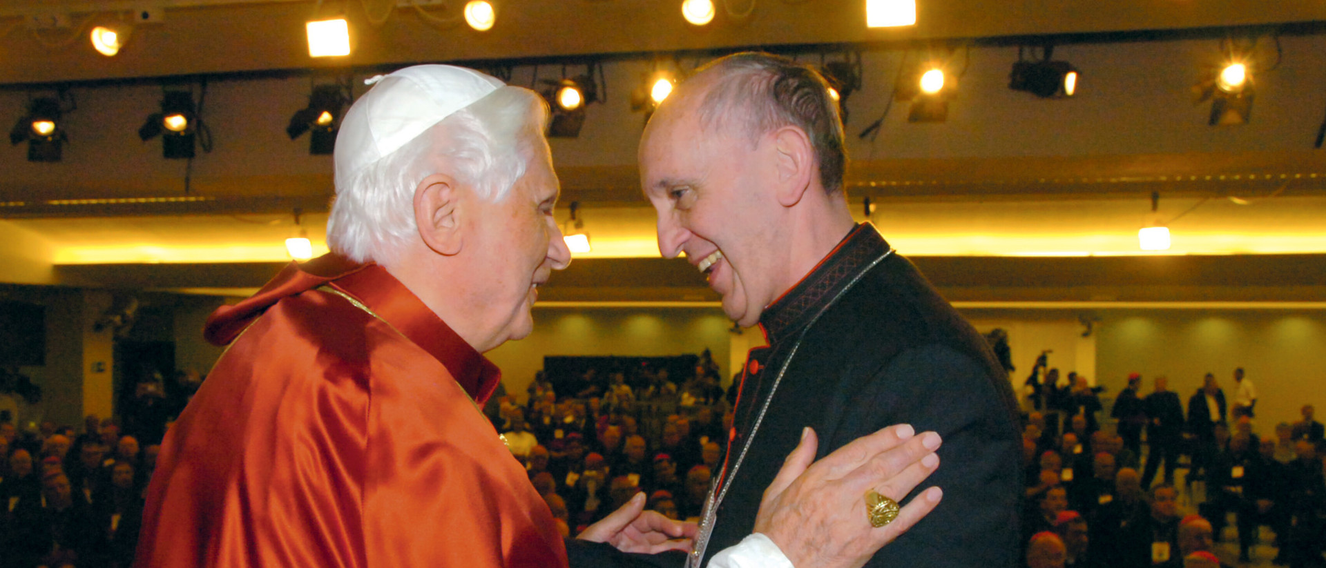 Papst Benedikt XVI. und Jorge Mario Bergoglio 2007 in Aparecida.