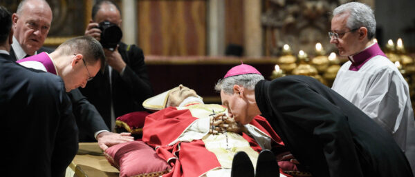 Georg Gänswein beim Abschied von Benedikt XVI. | KNA