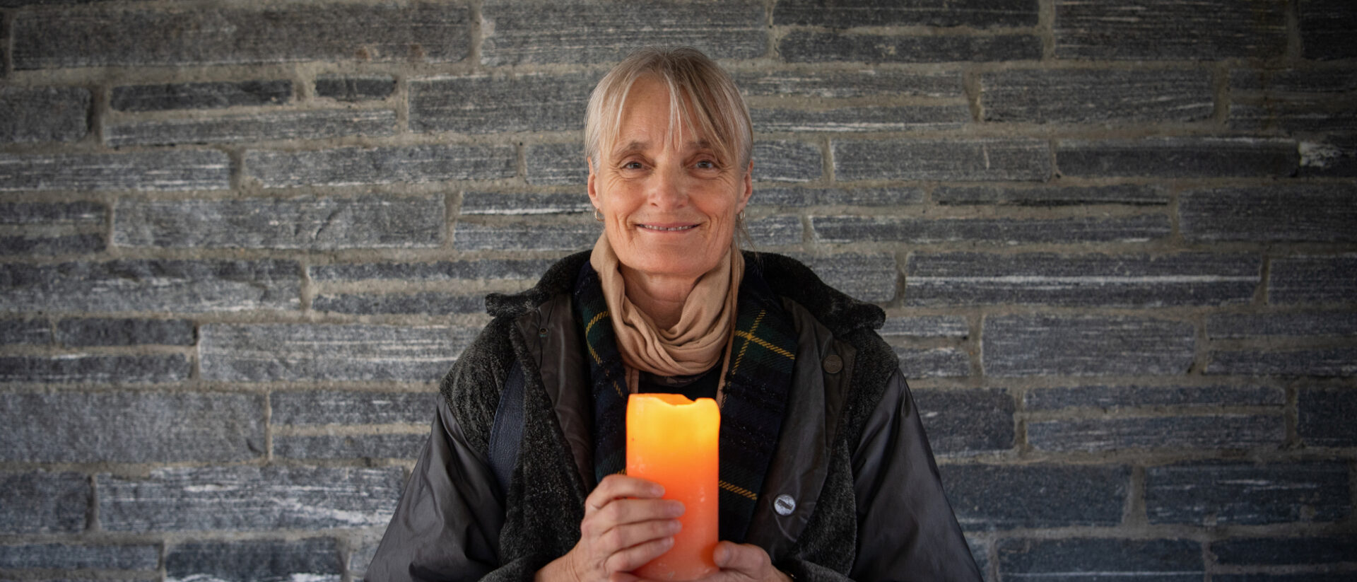 Die Sterbeforscherin Monika Renz mit einer brennenden Kerze.