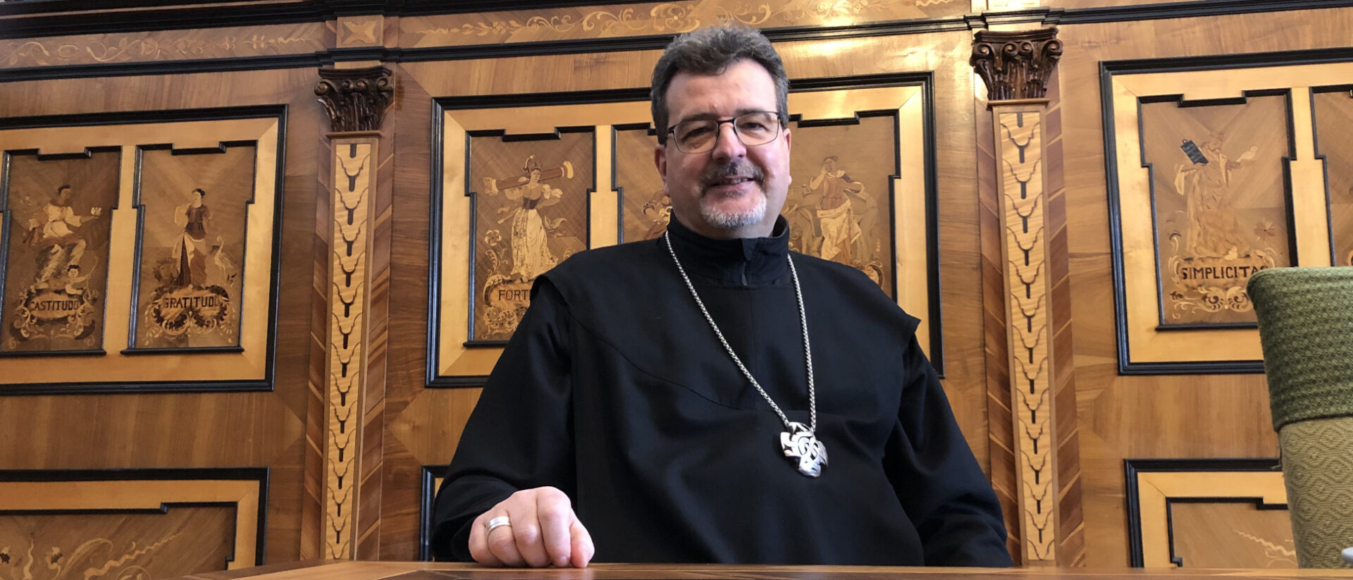 Abt Christian Meyer - hier im Tugendenzimmer im Kloster Engelberg
