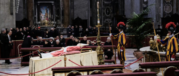Abschied von Benedikt XVI. im Petersdom | Oliver Sittel