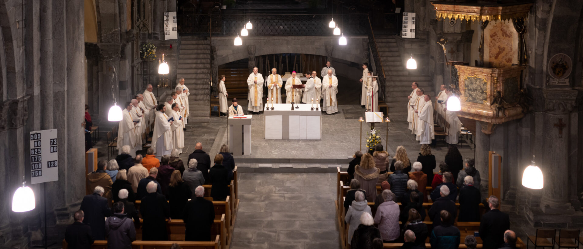 Installation der neuen Domherren in der Kathedrale St. Mariä Himmelfahrt in Chur.