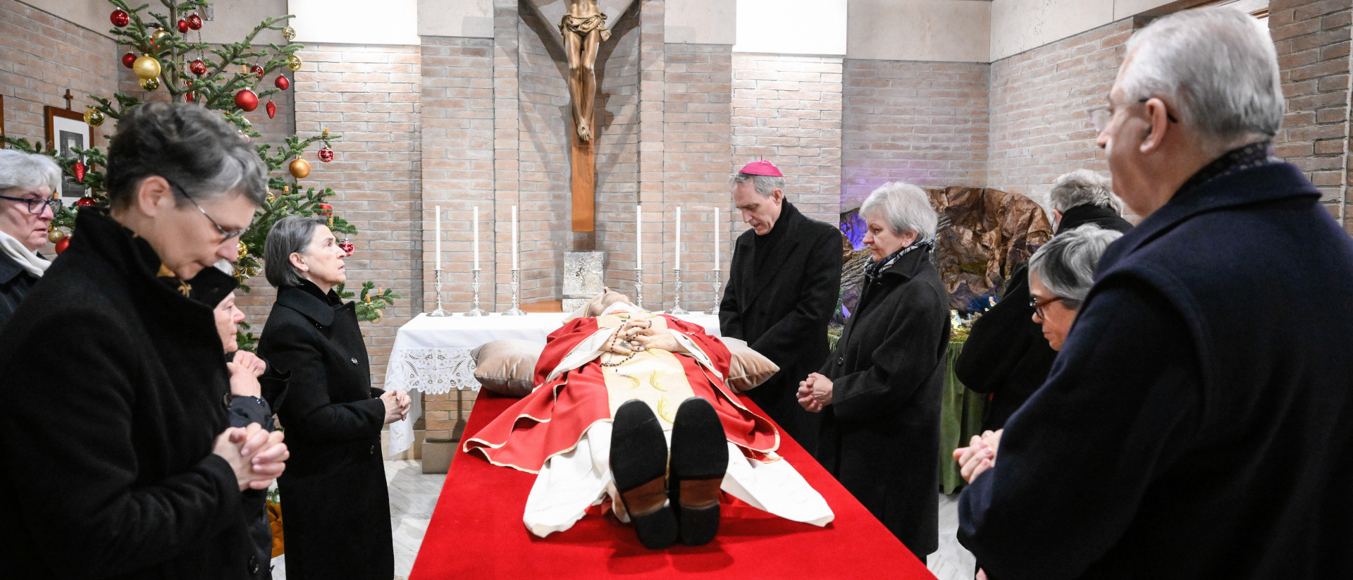 Georg Gänswein (hinten r.) am aufgebahrten Leichnam des emeritierten Papstes Benedikt XVI.