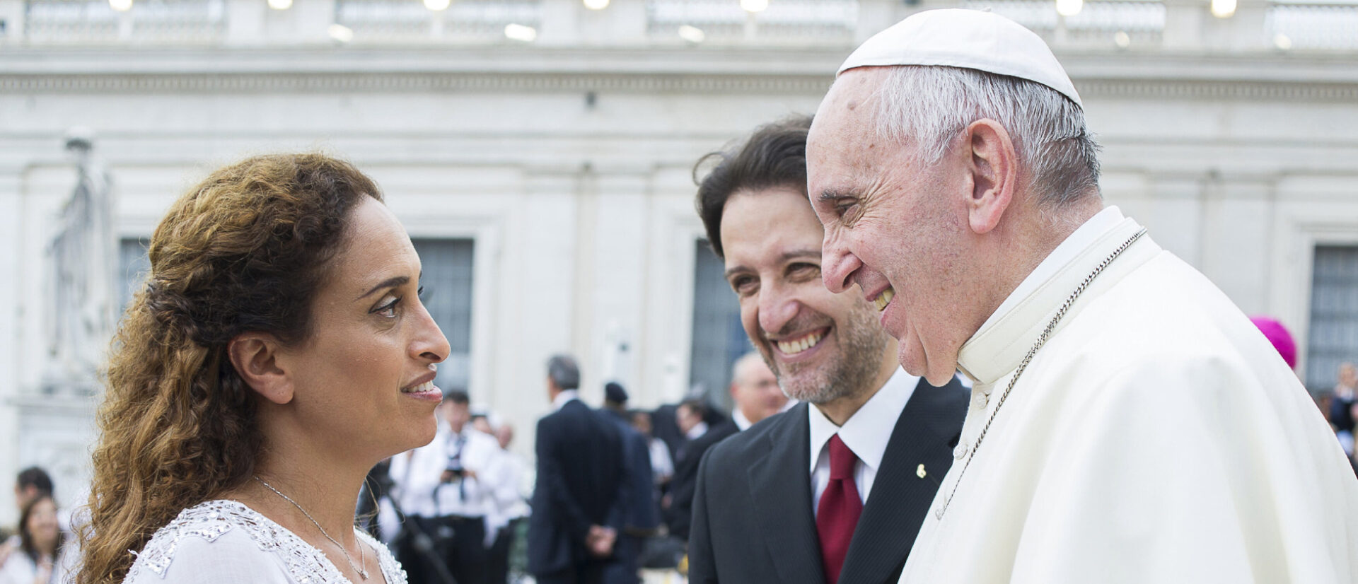 Papst Franziskus begrüsst die israelische Sängerin Noa auf dem Petersplatz.