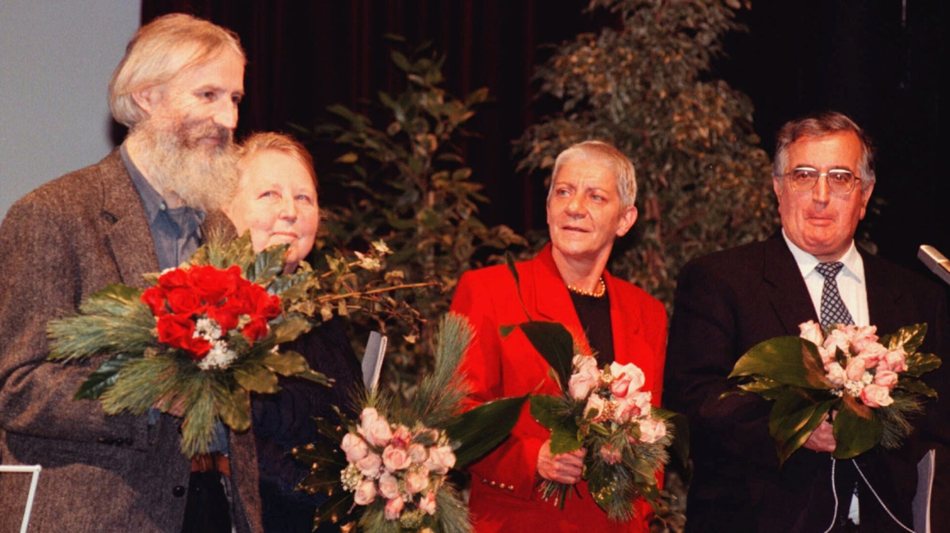 Eva Zwimpfer (2. v.l.) erhielt 1996 den Anerkennungspreis der Stadt Luzern. Ganz rechts: der Theologe Dietrich Wiederkehr.