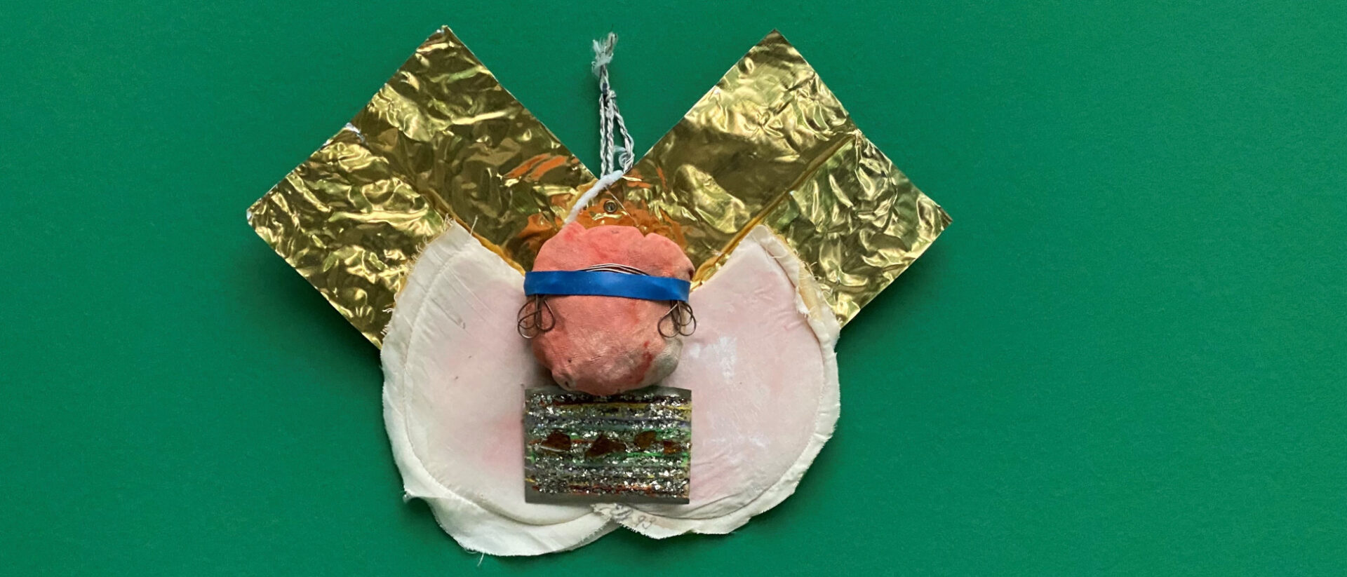 Engel mit Brosche von Eva Zwimpfer (1993), Kunstmuseum Luzern.