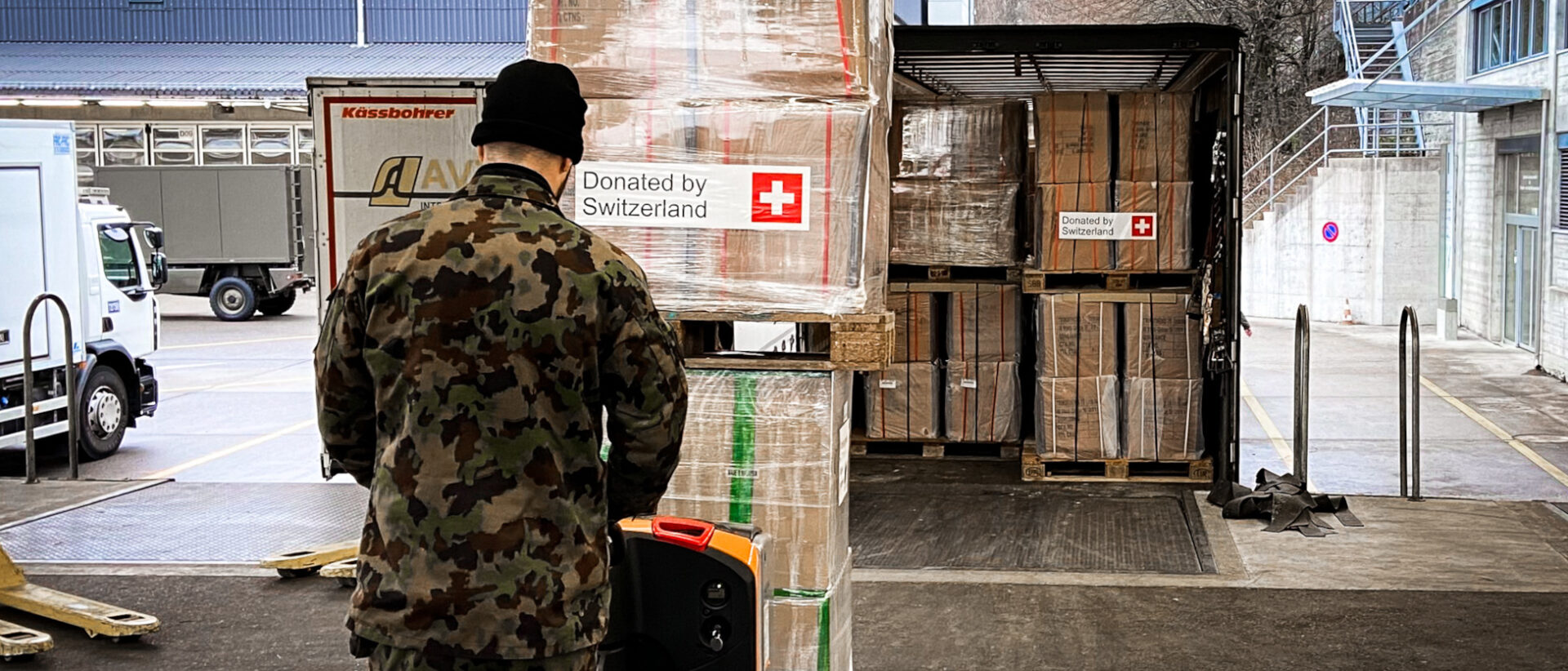 Die Armee stellt Kälteschutzbekleidung wie Decken, Handschuhe und Pullover zur Verfügung