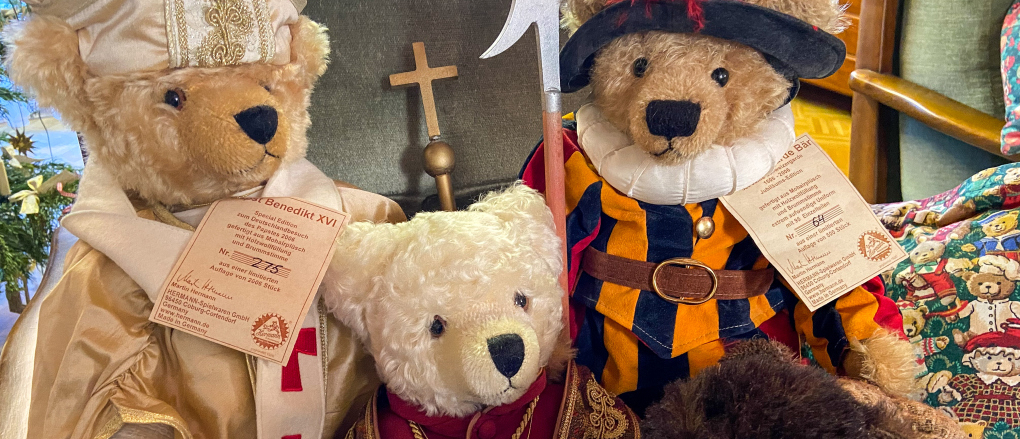 Teddybären der Firma Hermann-Spielwaren, zum Deutschlandbesuch von Papst Benedikt XVI. (l.), zur Wahl von Kardinal Joseph Ratzinger zu Papst Benedikt XVI. (Mitte) und zum 500jährigem Bestehen der Schweizergarde (hinten r.).