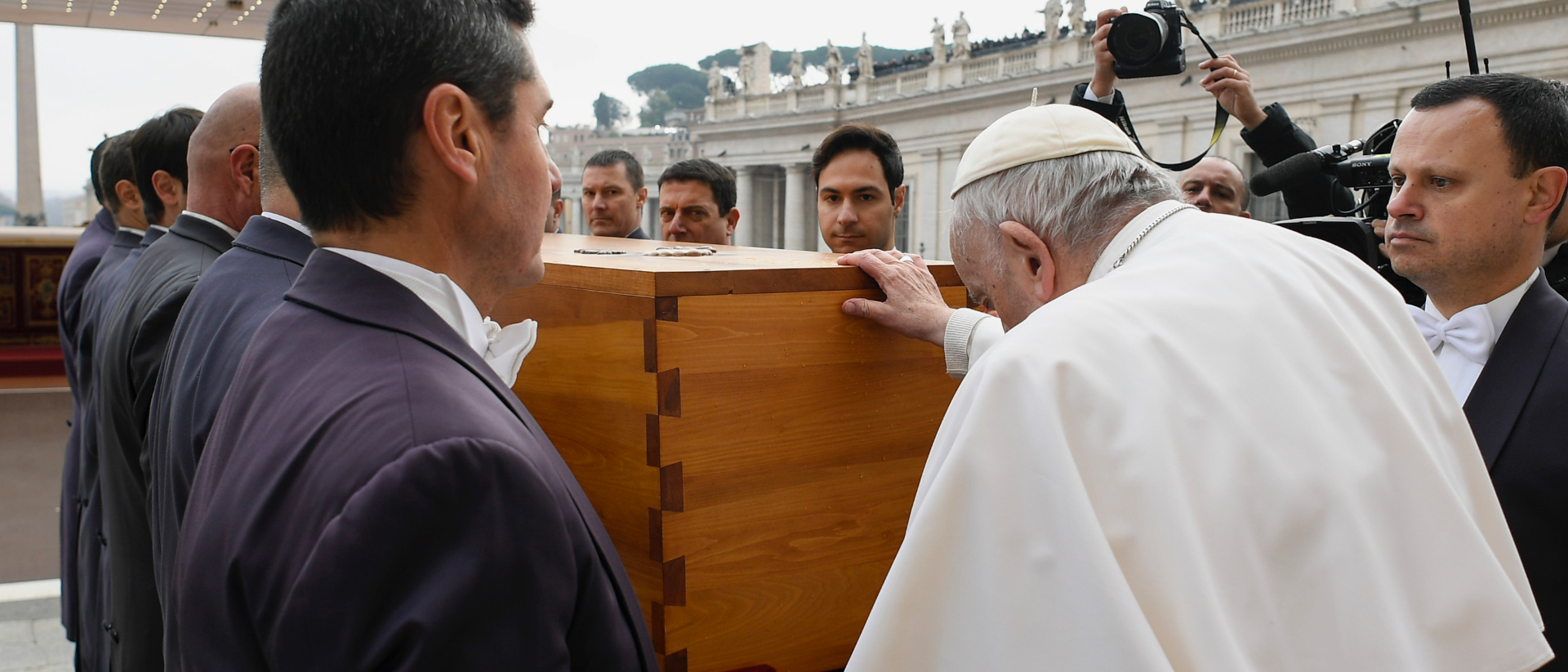 Papst Franziskus trauert um seinen Vorgänger Benedikt XVI.