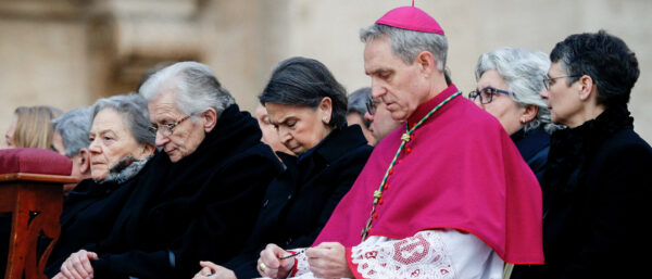 Erzbischof Georg Gänswein (r.) bei der Trauermesse für Benedikt XVI.. | KNA