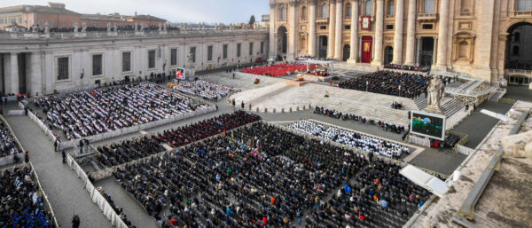 Trauermesse für Benedikt XVI.. | KNA