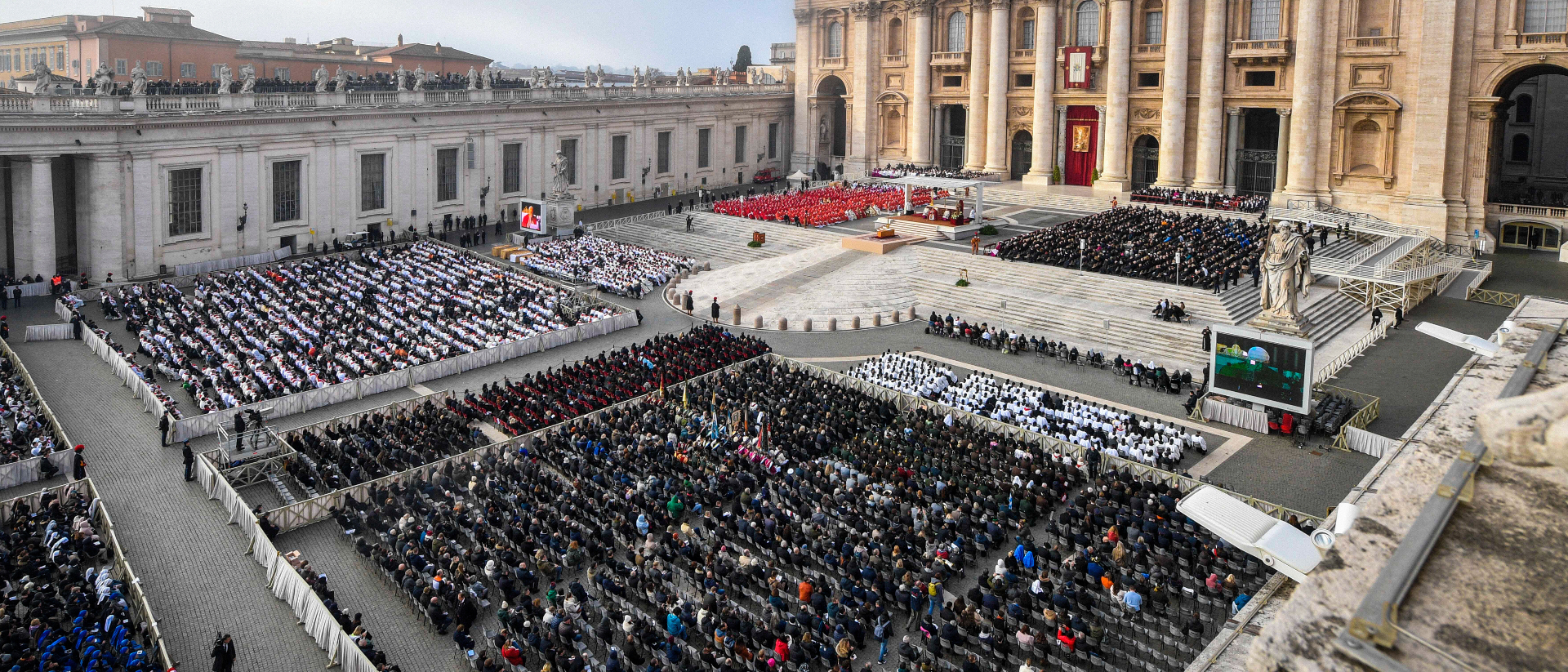 Blick auf den gefüllten Petersplatz während der Trauermesse für den emeritierten Papst Benedikt XVI..