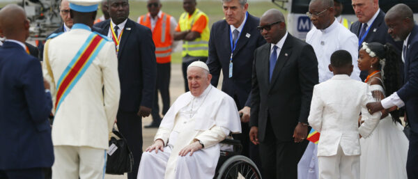 Papst Franziskus bei der Ankunft in Kinshasa. | KNA