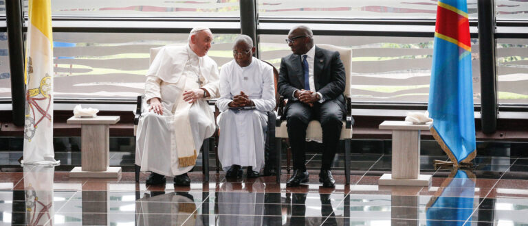 Papst Franziskus im Gespräch mit Sama Lukonde (r.), Ministerpräsident der Demokratischen Republik Kongo.| KNA