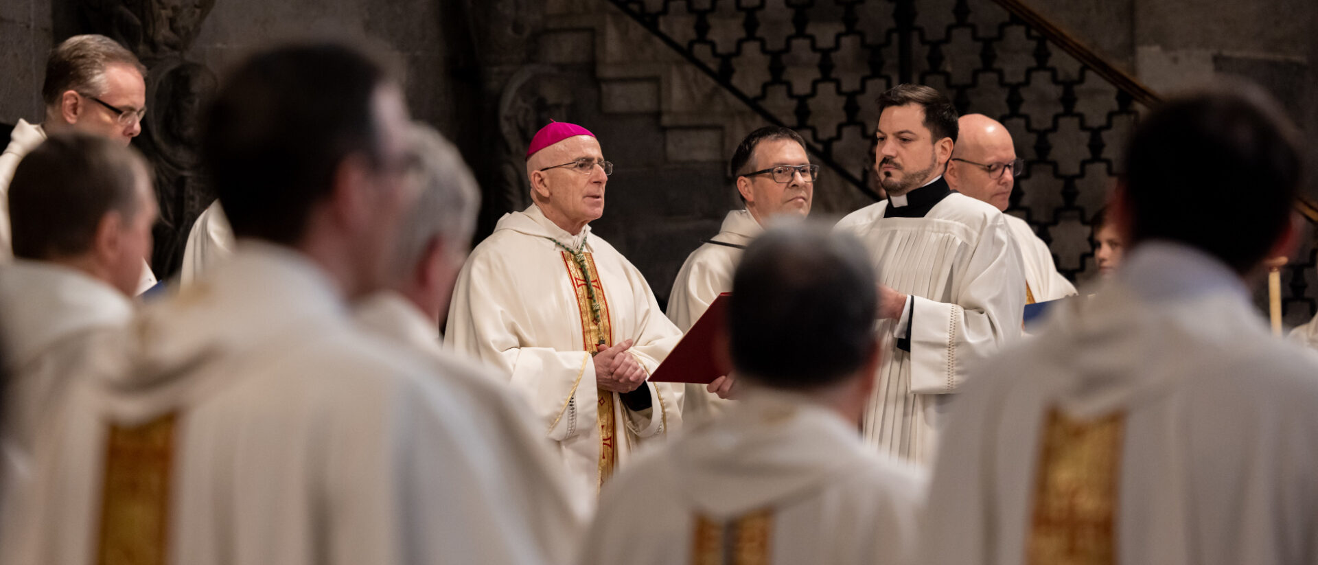 Bischof Joseph Bonnemain bei der Installation der neuen Domherren.