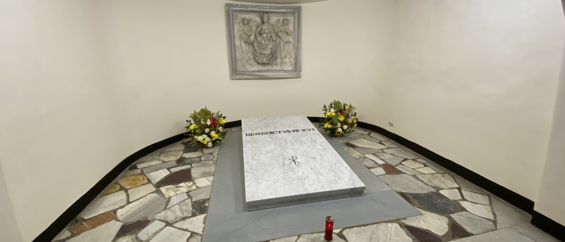 Das Grab von Benedikt XVI. in Rom.