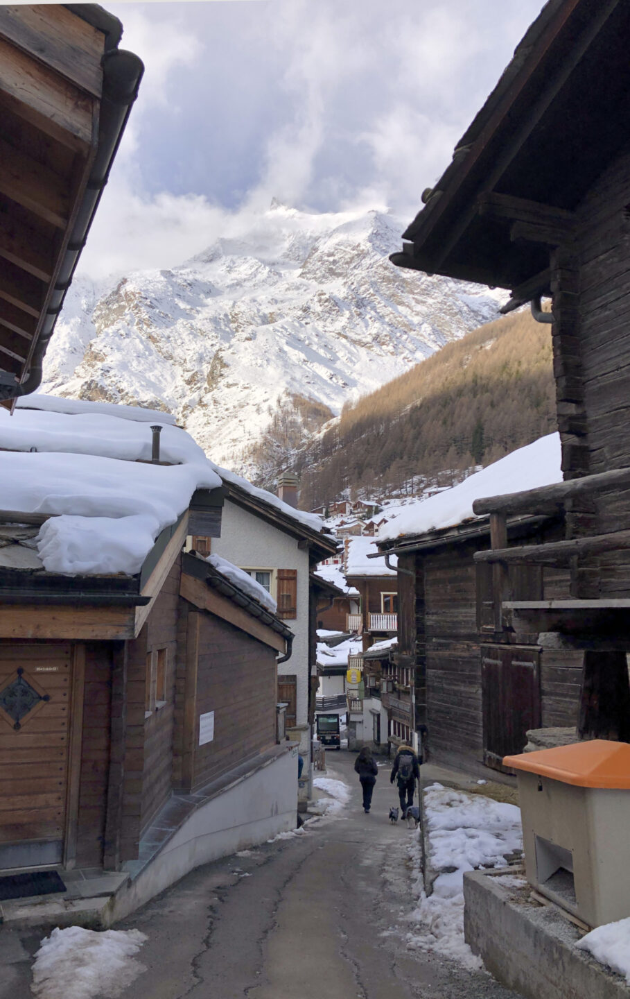 Blick auf die obere Dorfstrasse in Saas-Fee VS.