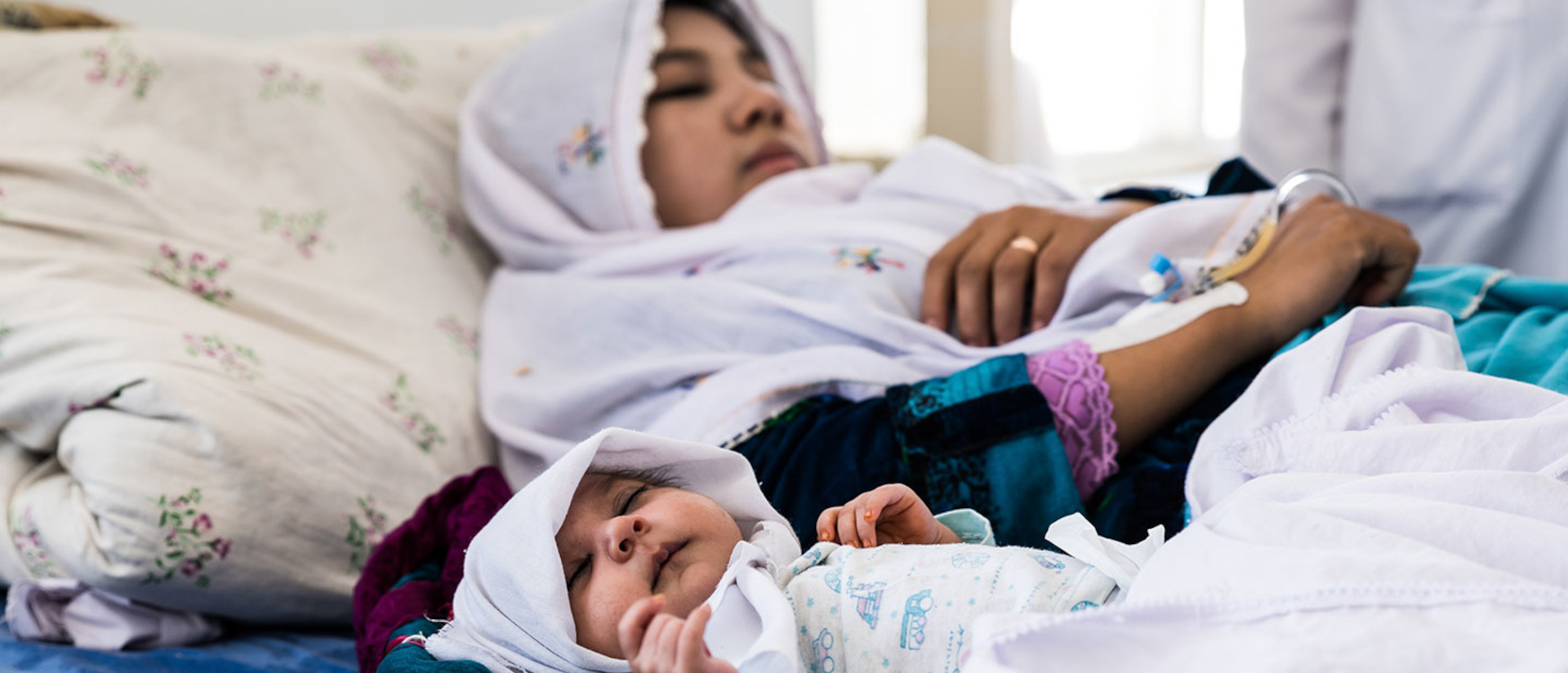 Zum Glück gesund! Mutter und Kind in einem Spital-Projekt in Afghanistan.