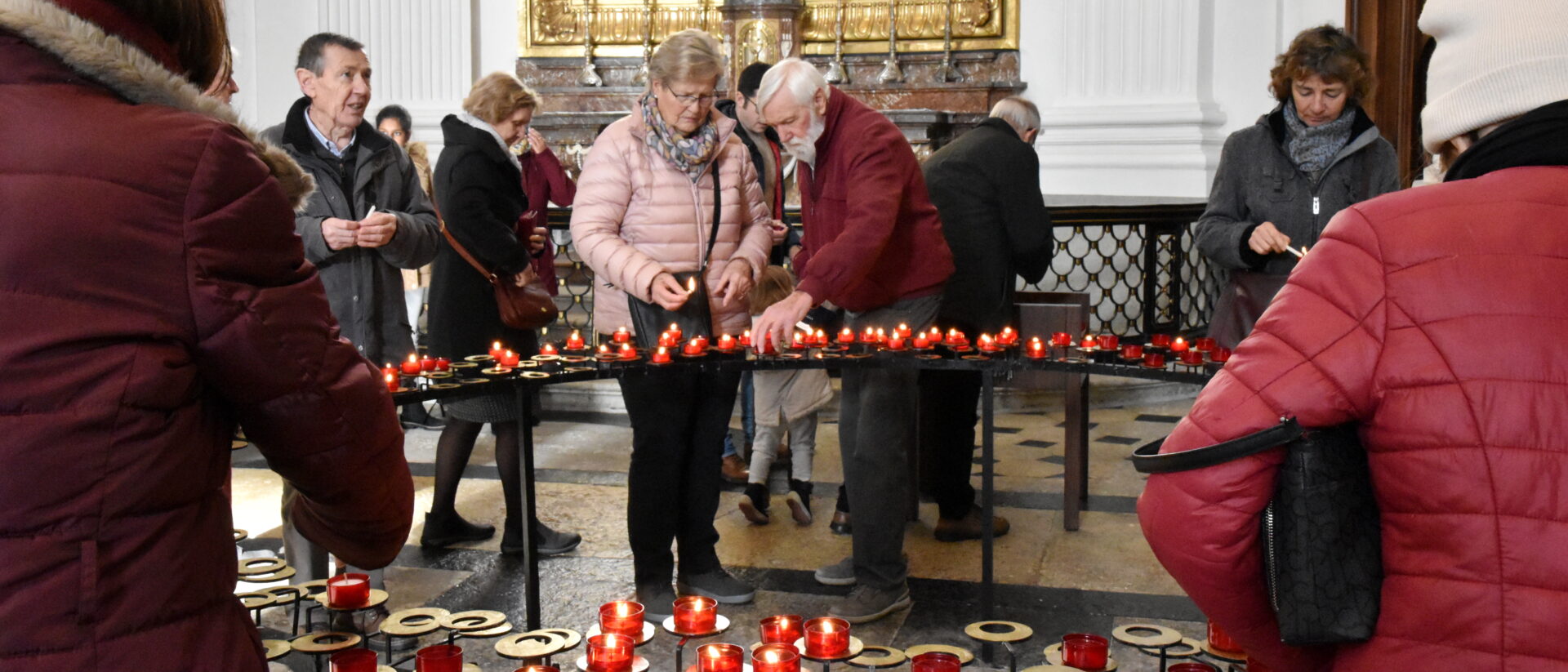 Nach dem Gottesdienst: Gläubige entzünden Kerzen.