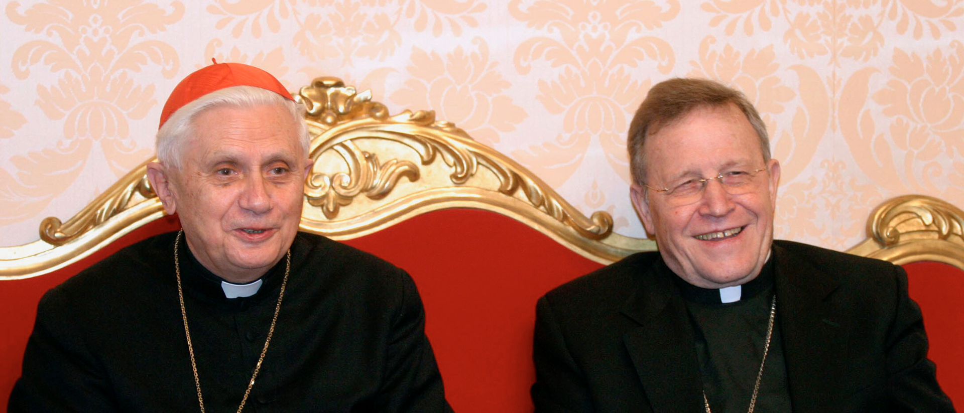Kardinal Joseph Ratzinger und Walter Kasper 2004 im Vatikan.