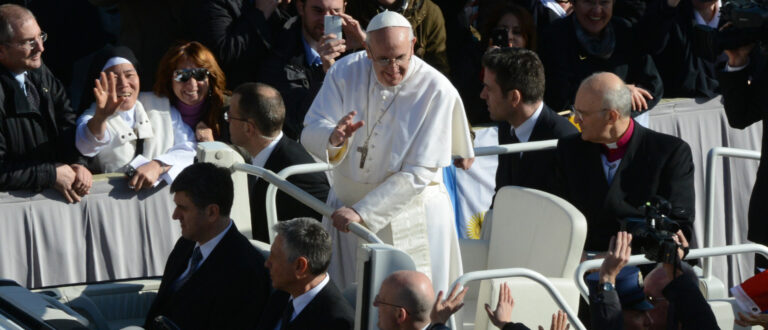 Papst Franziskus auf dem Papamobil, 2013 | KNA