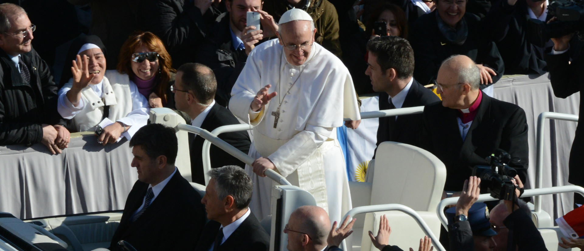 Bad in der Menge: Papst Franziskus auf dem Papamobil auf dem Petersplatz.