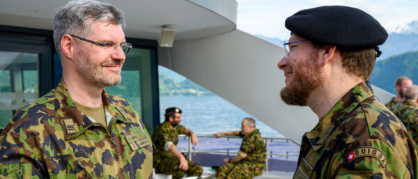 Samuel Schmid (l.), Chef der Armeeseelsorge, im Gespräch. | VBS