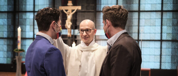 Ein katholischer Priester segnet ein homosexuelles Paar. | KNA