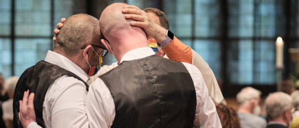 Segnung eines homosexuellen Paars. | KNA